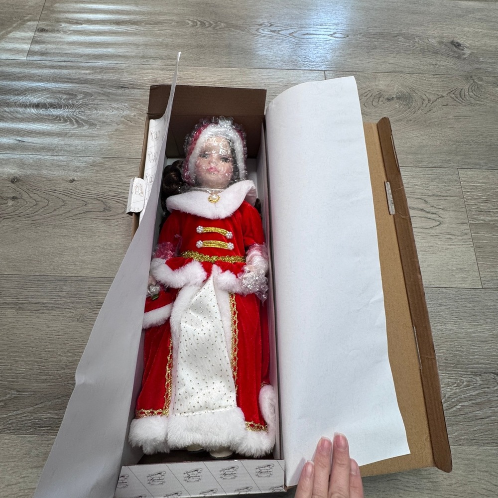 Heritage Signature Collection‎ Winter Winnie Porcelain Doll 68766 Christmas Red